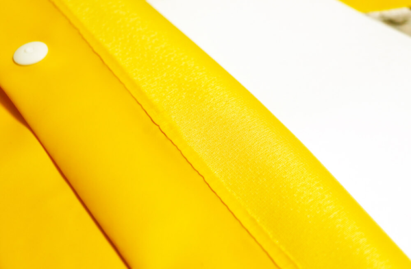 IMPERMEABLE TIPO GABARDINA AMARILLA CORTA CON ZIPPER IMPERMEABLE - Imagen 3